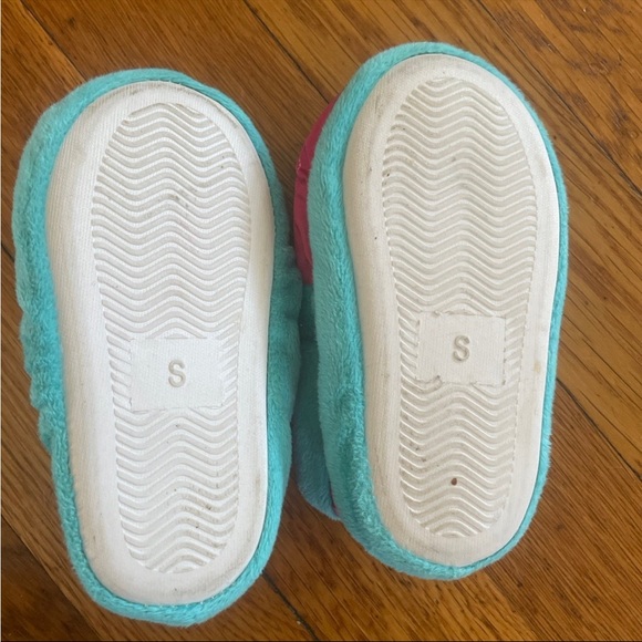 2/$12 Peppa pig toddler slippers - Picture 4 of 5